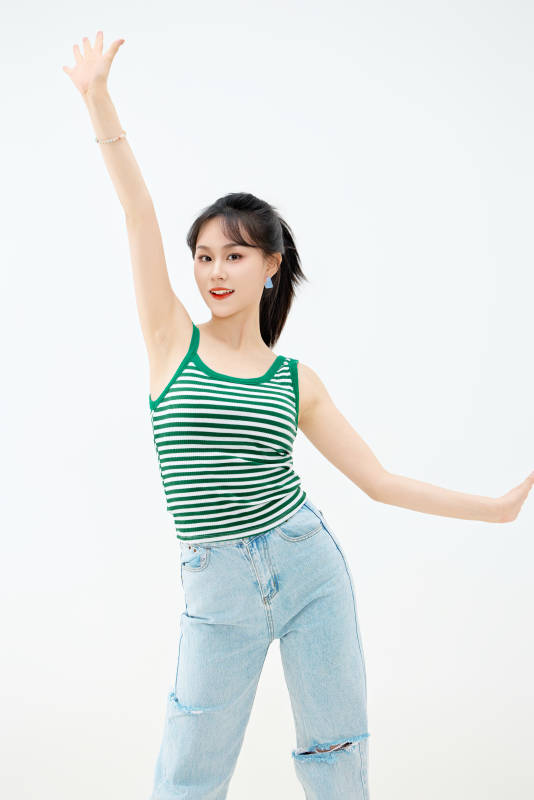 影棚拍摄穿着青春靓丽的亚洲女性夏季形象图片