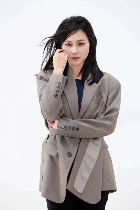 白色背景下穿着西装的职业女性形象图片