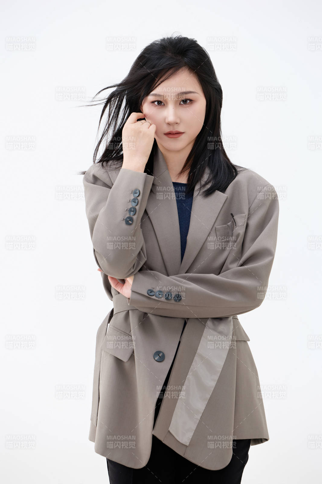 白色背景下穿着西装的职业女性形象图片