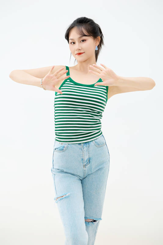 影棚拍摄穿着青春靓丽的亚洲女性夏季形象图片