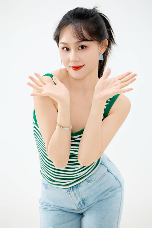 影棚拍摄穿着青春靓丽的亚洲女性夏季形象图片