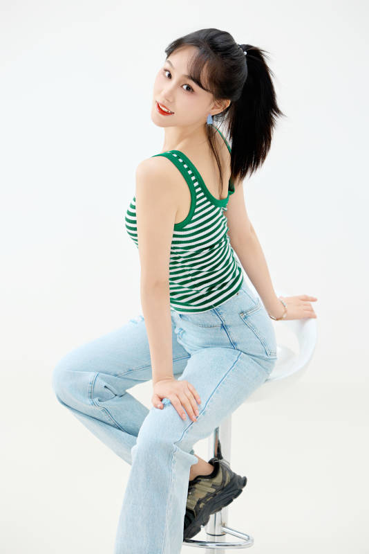 影棚拍摄穿着青春靓丽的亚洲女性夏季形象图片