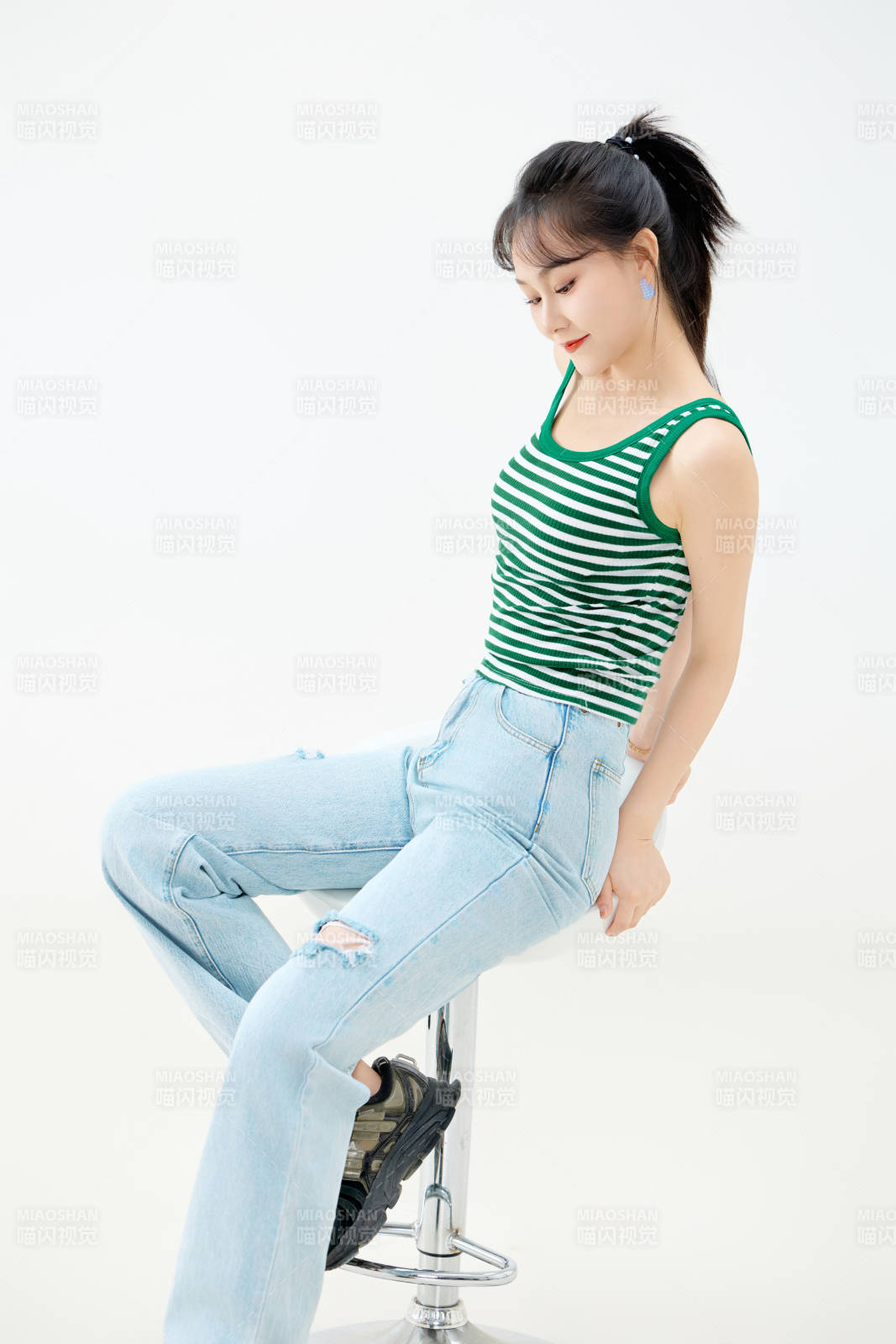 影棚拍摄穿着青春靓丽的亚洲女性夏季形象图片