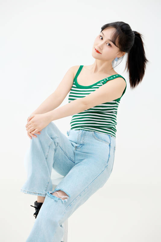 影棚拍摄穿着青春靓丽的亚洲女性夏季形象图片