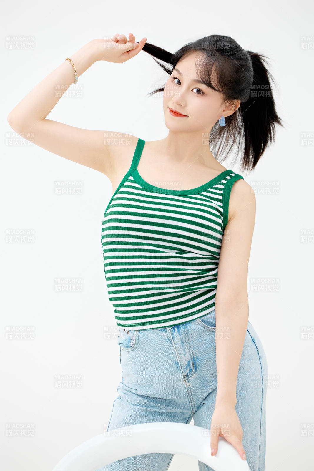 影棚拍摄穿着青春靓丽的亚洲女性夏季形象图片