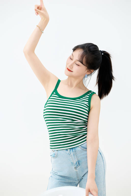 影棚拍摄穿着青春靓丽的亚洲女性夏季形象图片