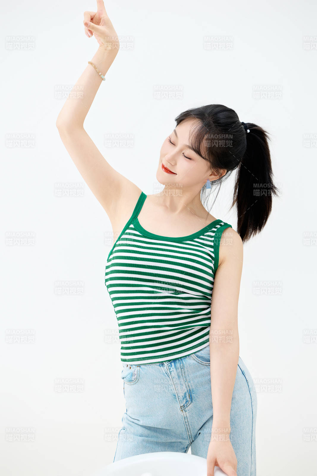 影棚拍摄穿着青春靓丽的亚洲女性夏季形象图片