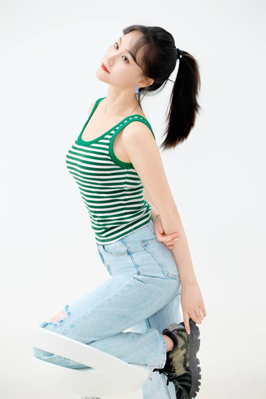 影棚拍摄穿着青春靓丽的亚洲女性夏季形象图片