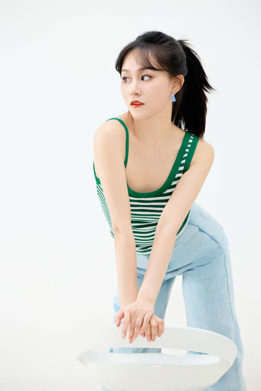 影棚拍摄穿着青春靓丽的亚洲女性夏季形象图片