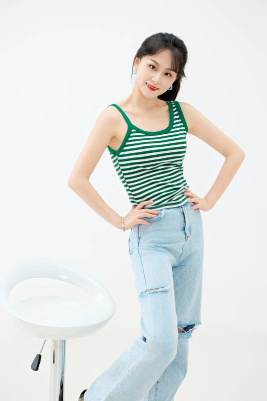 影棚拍摄穿着青春靓丽的亚洲女性夏季形象图片