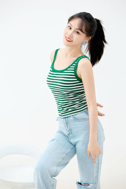 影棚拍摄穿着青春靓丽的亚洲女性夏季形象图片