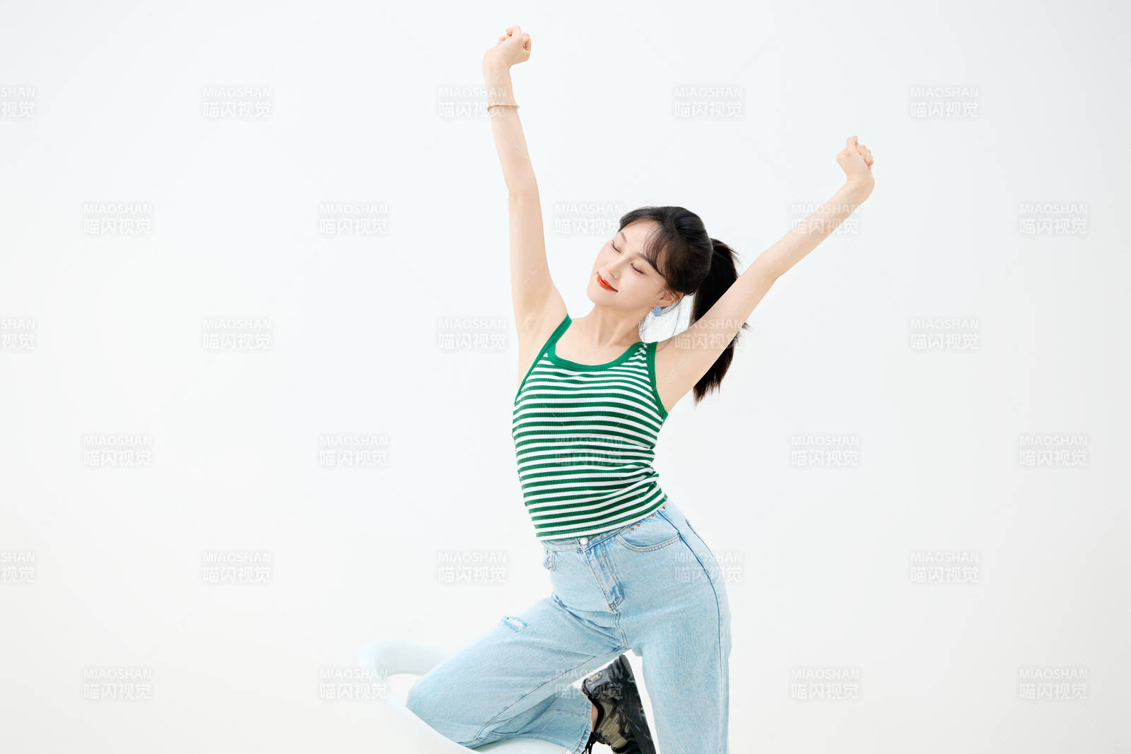 影棚拍摄穿着青春靓丽的亚洲女性夏季形象图片