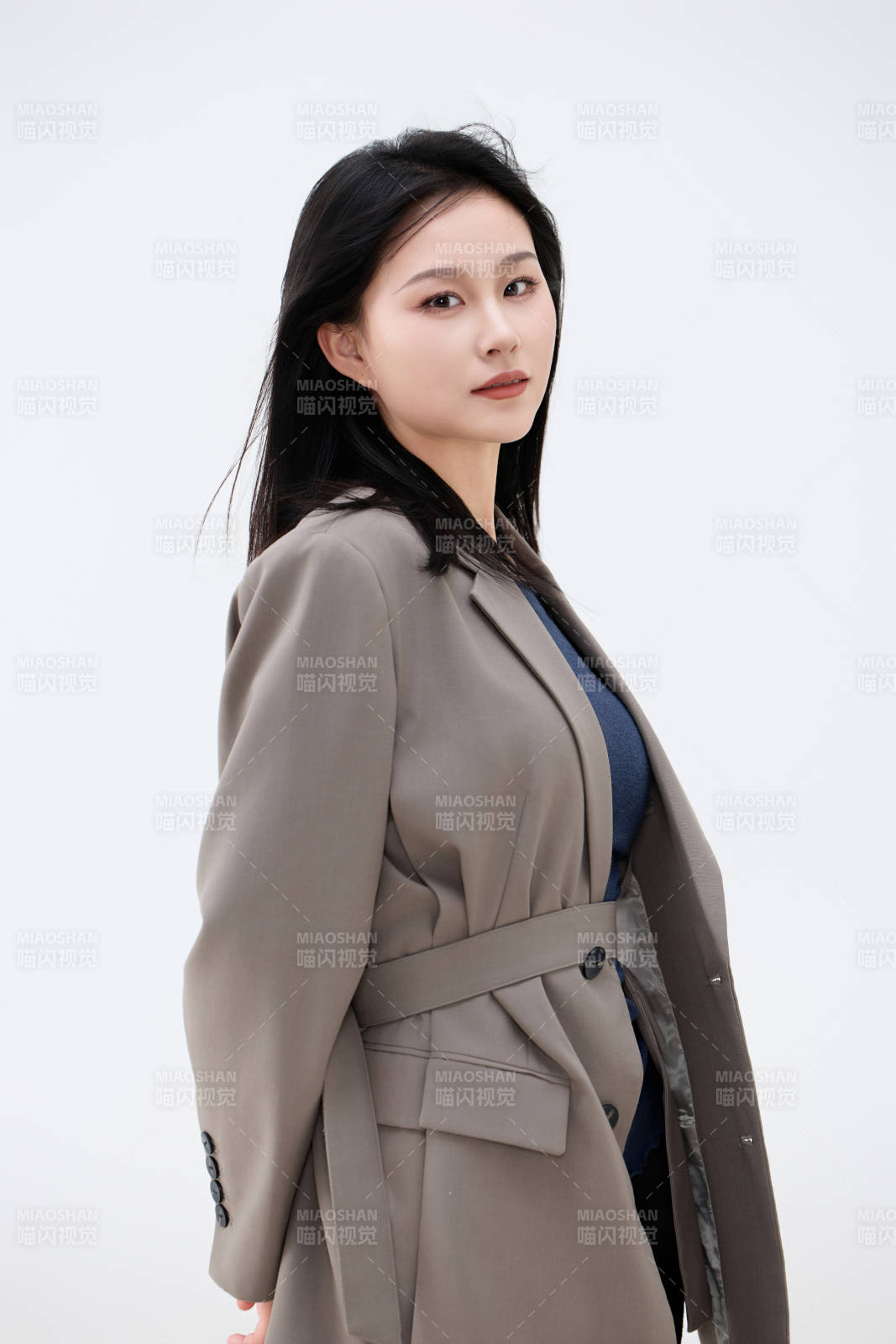 白色背景下穿着西装的职业女性形象图片