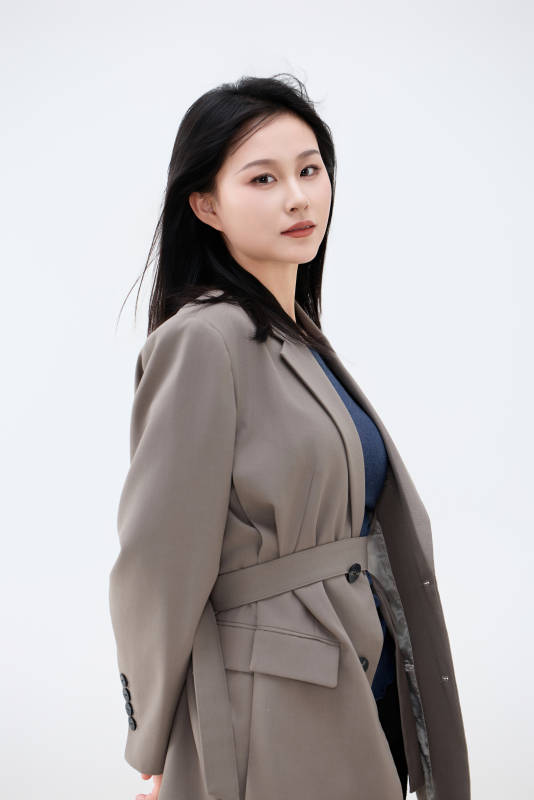 白色背景下穿着西装的职业女性形象图片