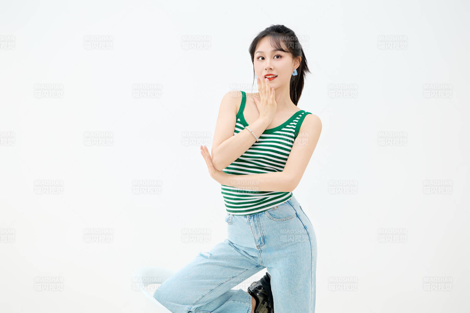 影棚拍摄穿着青春靓丽的亚洲女性夏季形象图片