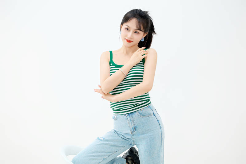 影棚拍摄穿着青春靓丽的亚洲女性夏季形象图片