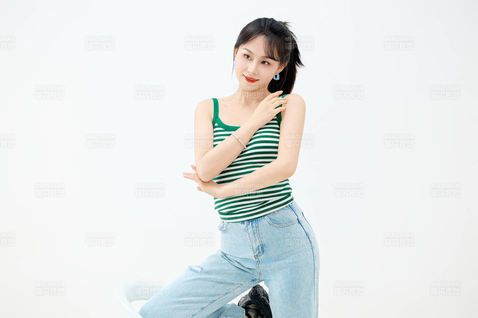 影棚拍摄穿着青春靓丽的亚洲女性夏季形象图片