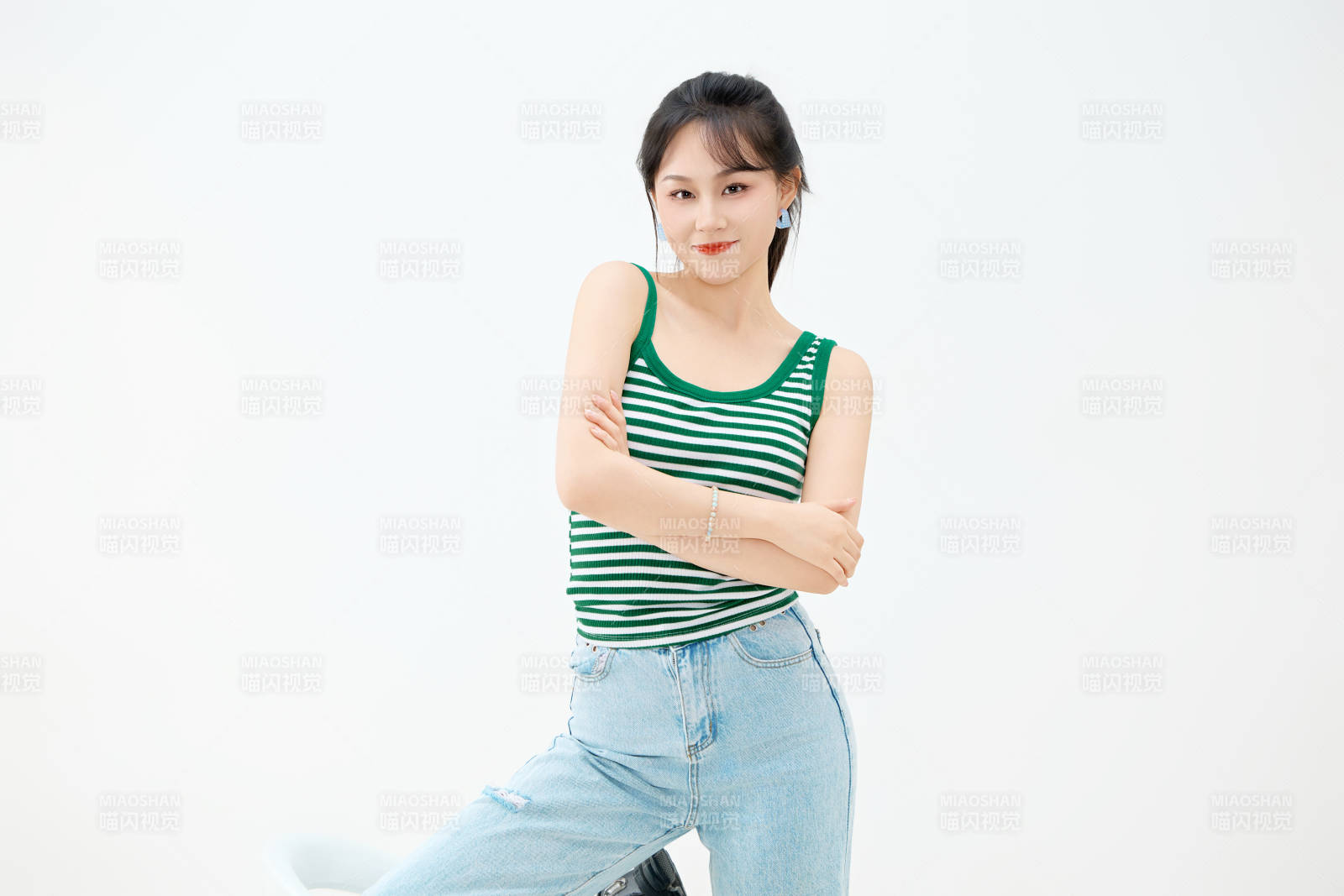 影棚拍摄穿着青春靓丽的亚洲女性夏季形象图片