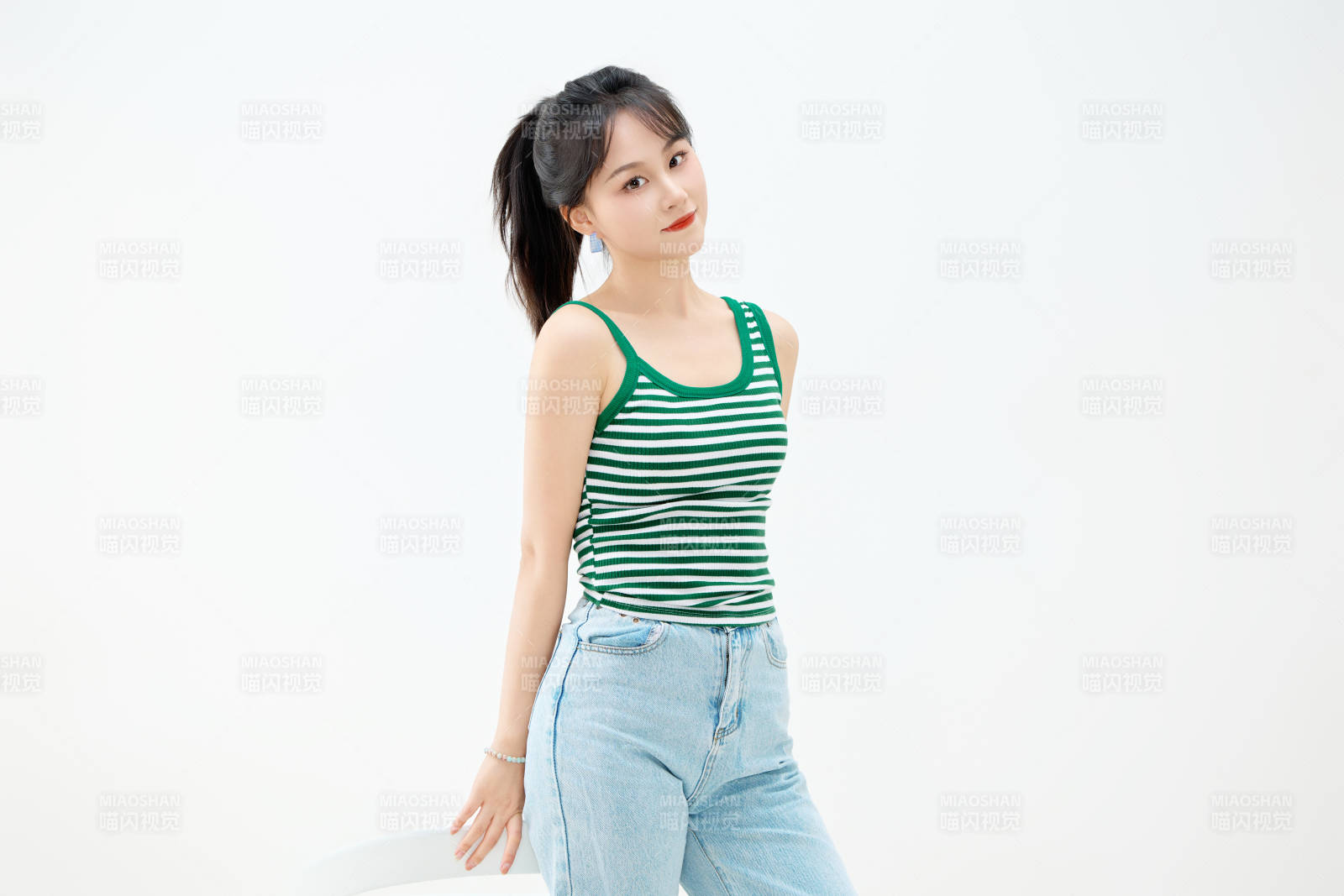 影棚拍摄穿着青春靓丽的亚洲女性夏季形象图片