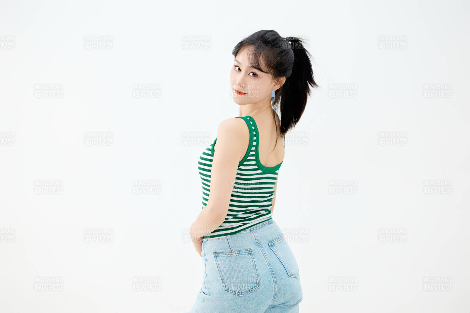 影棚拍摄穿着青春靓丽的亚洲女性夏季形象图片