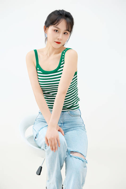 影棚拍摄穿着青春靓丽的亚洲女性夏季形象图片