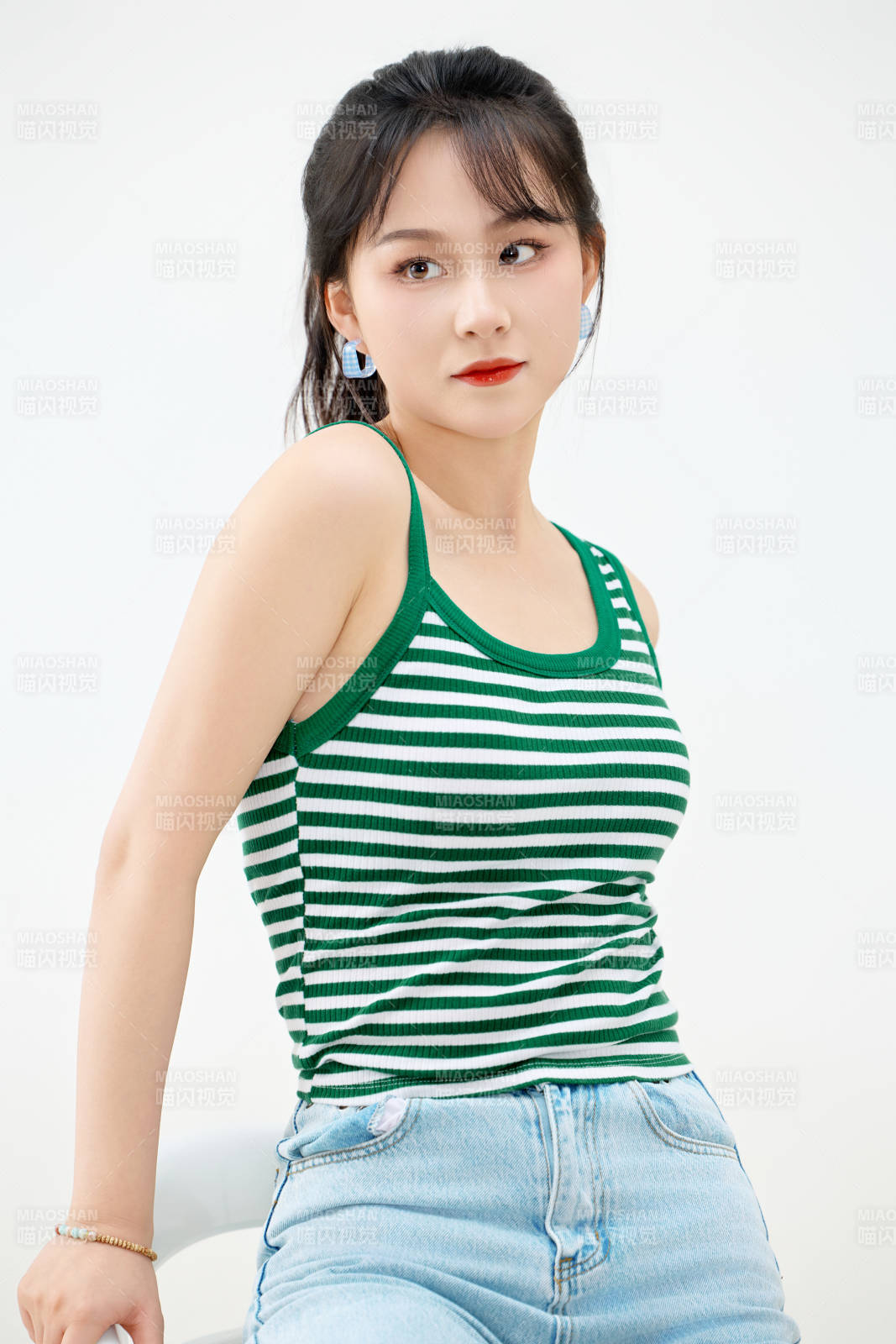 影棚拍摄穿着青春靓丽的亚洲女性夏季形象图片