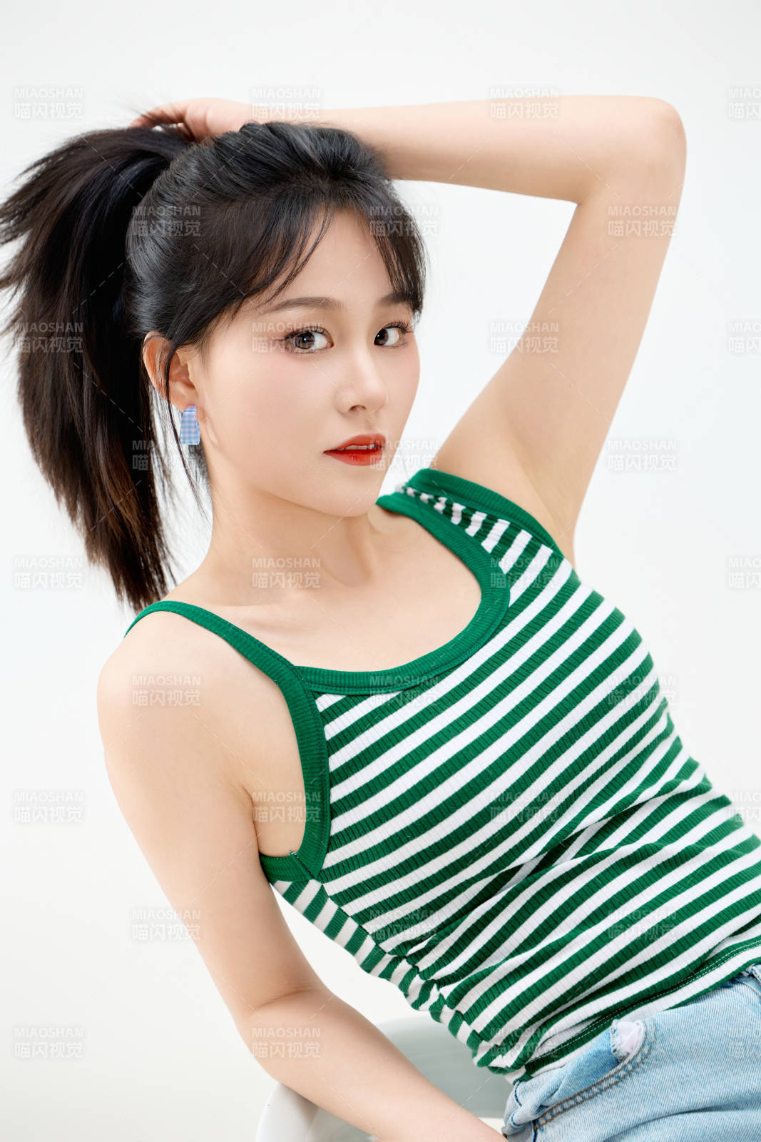 影棚拍摄穿着青春靓丽的亚洲女性夏季形象图片