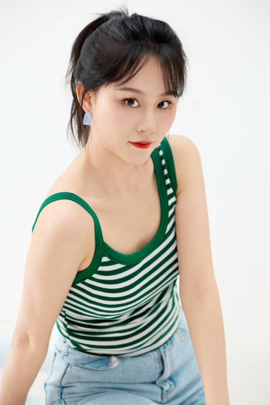 影棚拍摄穿着青春靓丽的亚洲女性夏季形象图片