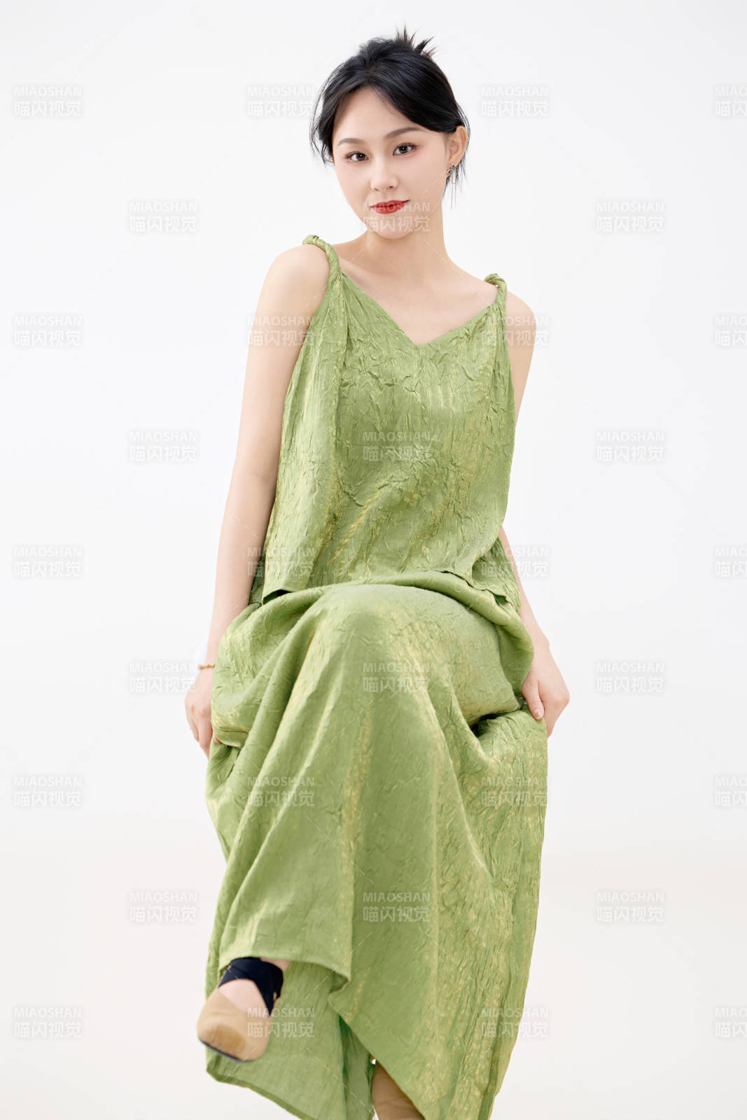 影棚拍摄穿着中式套裙的夏日出行美女形象图片