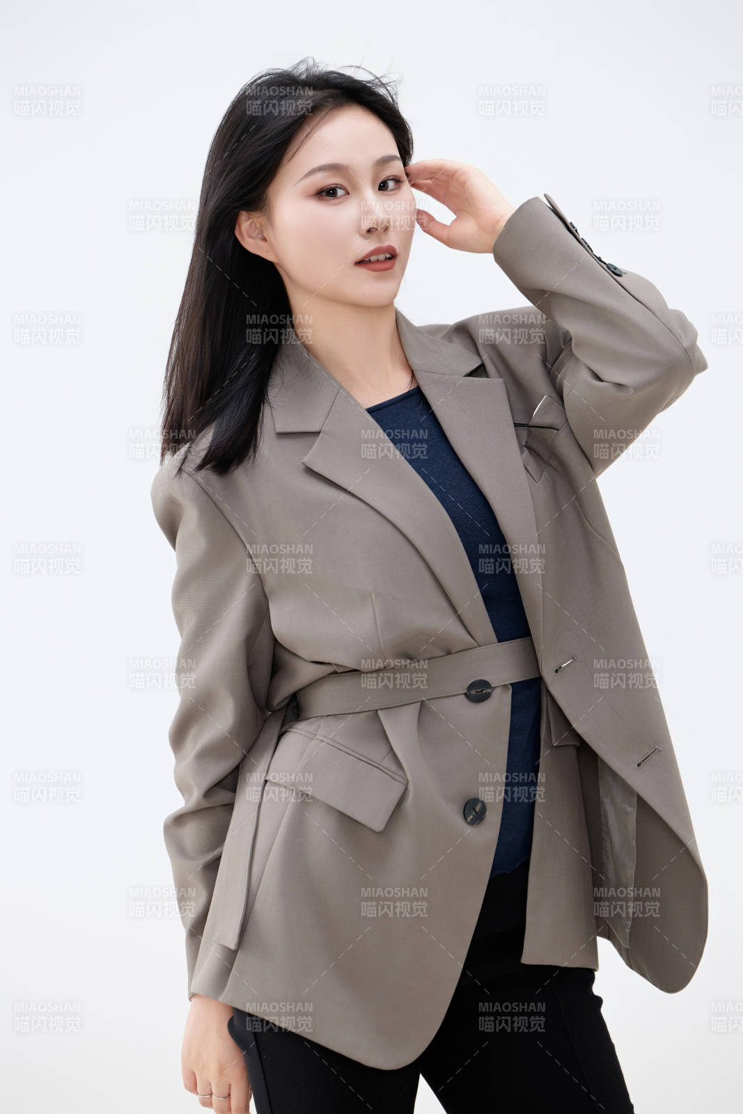 白色背景下穿着西装的职业女性形象图片