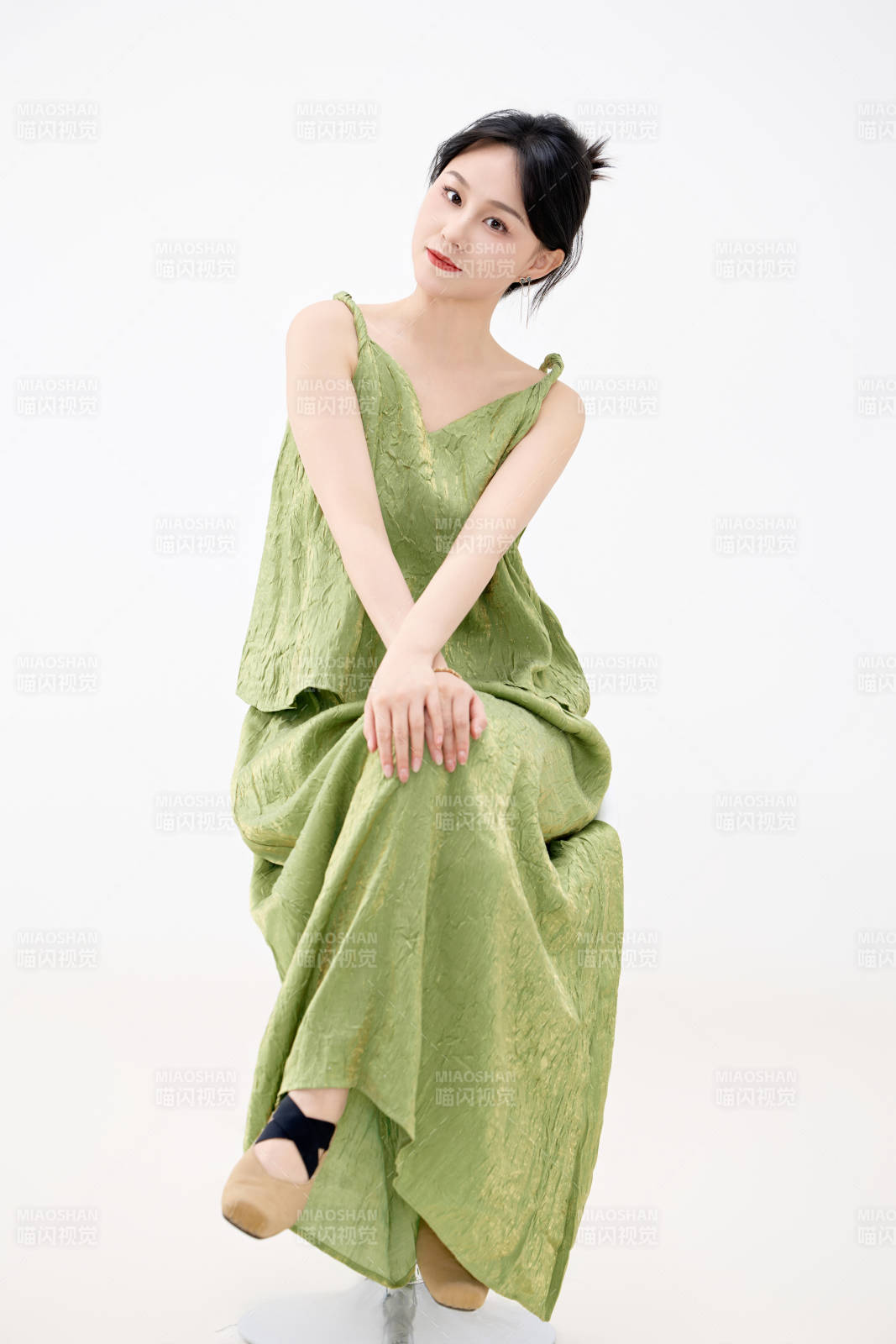 影棚拍摄穿着中式套裙的夏日出行美女形象图片