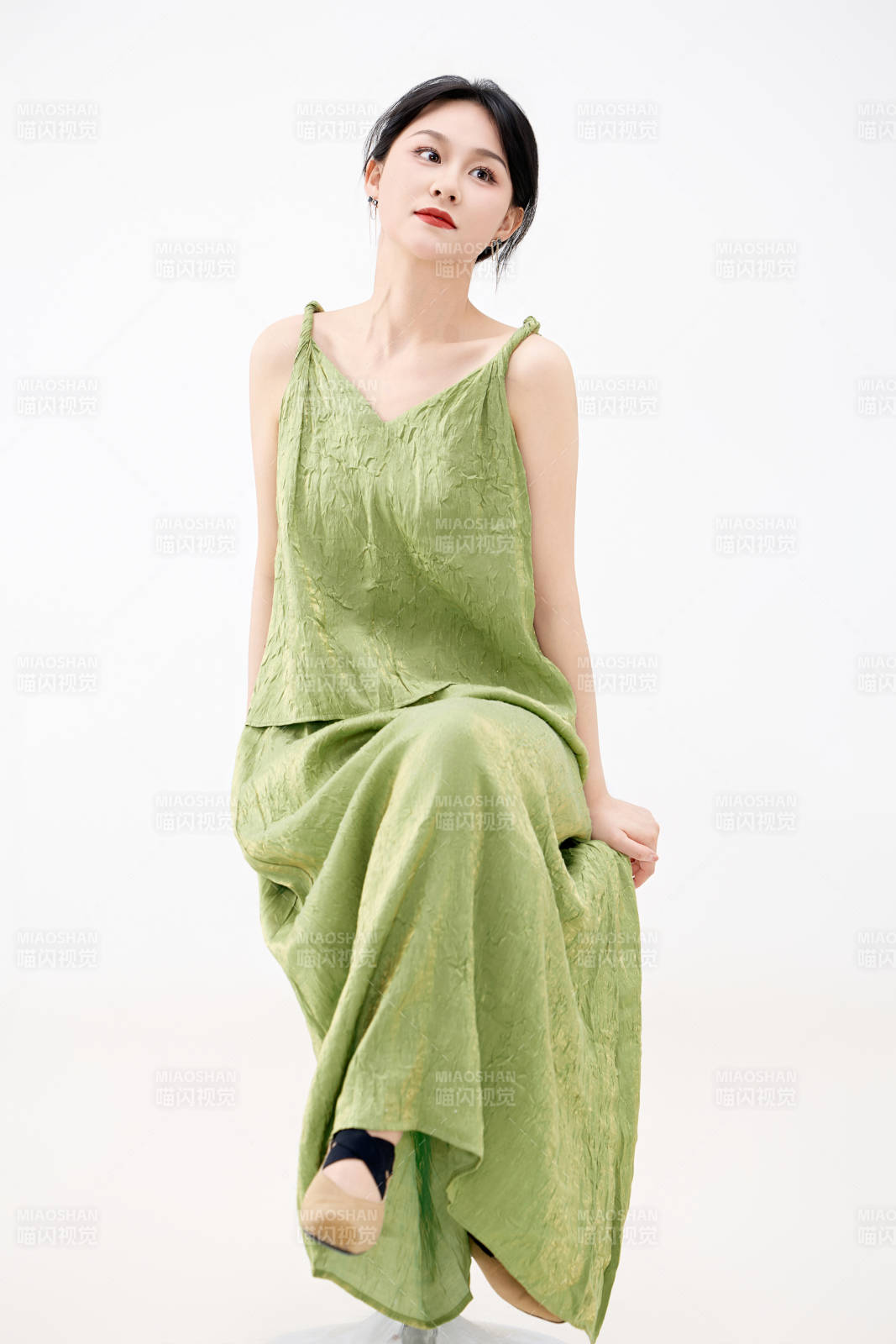 影棚拍摄穿着中式套裙的夏日出行美女形象图片