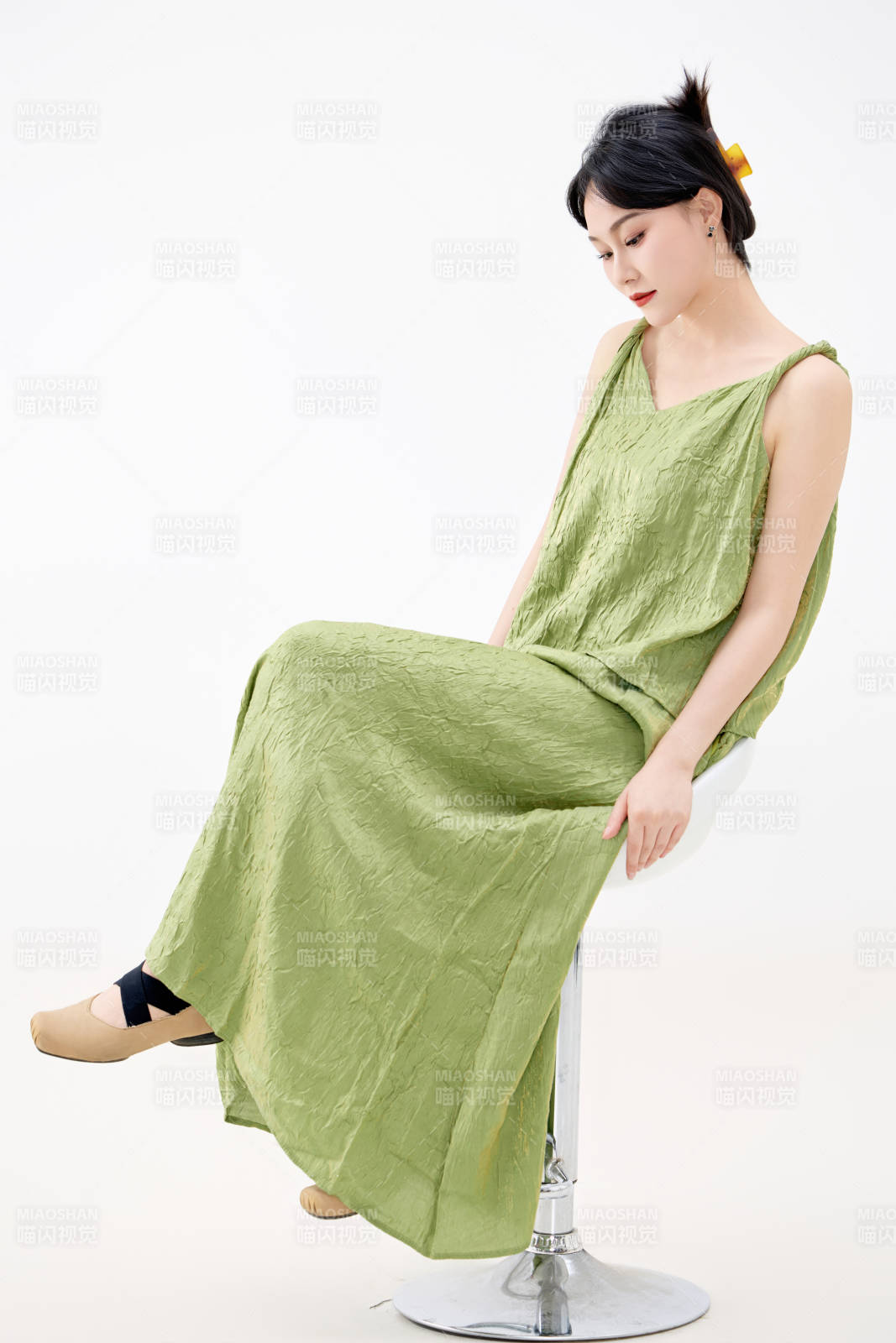 影棚拍摄穿着中式套裙的夏日出行美女形象图片
