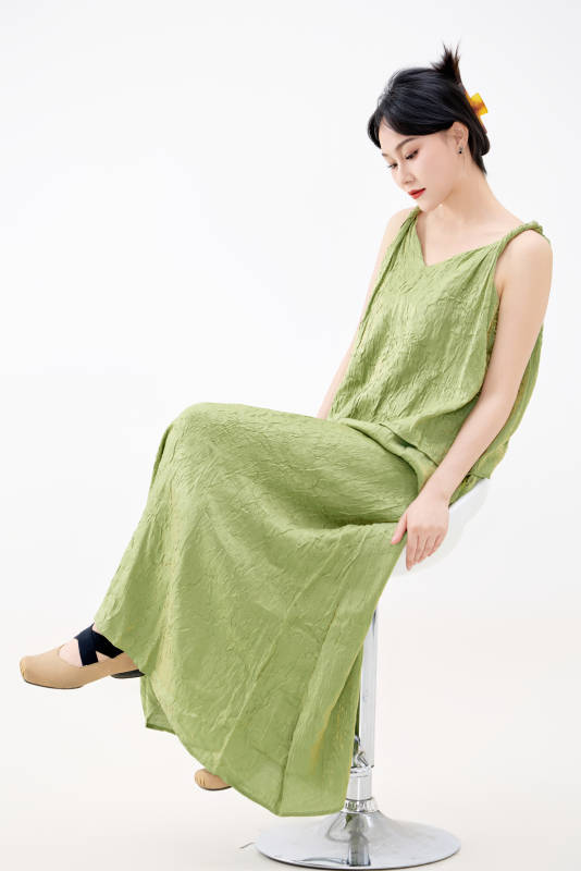 影棚拍摄穿着中式套裙的夏日出行美女形象图片