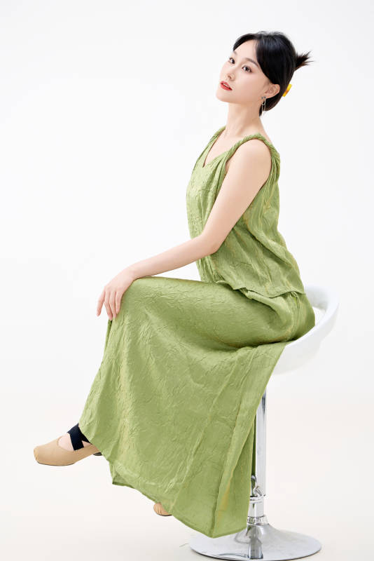 影棚拍摄穿着中式套裙的夏日出行美女形象图片