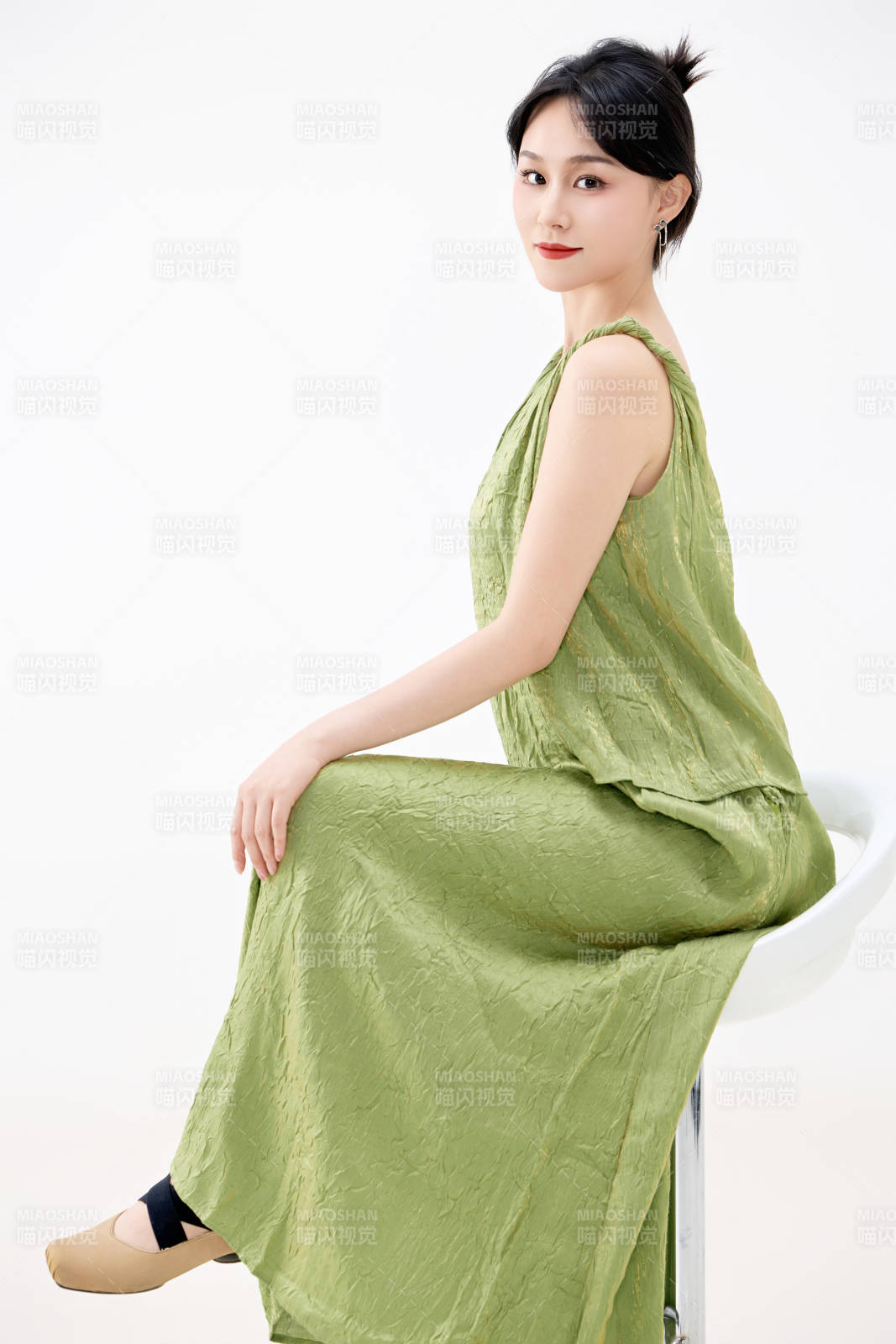 影棚拍摄穿着中式套裙的夏日出行美女形象图片