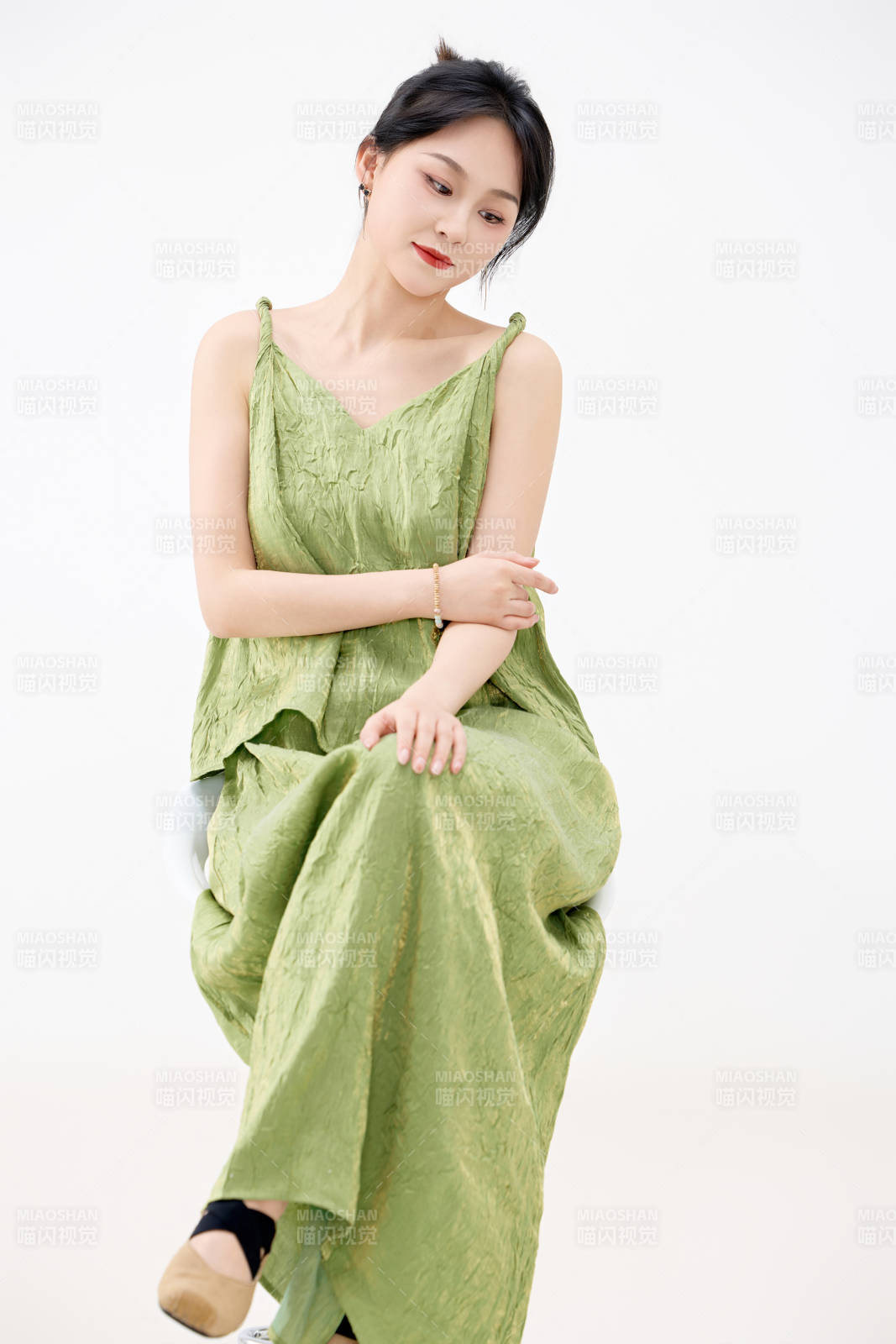 影棚拍摄穿着中式套裙的夏日出行美女形象图片