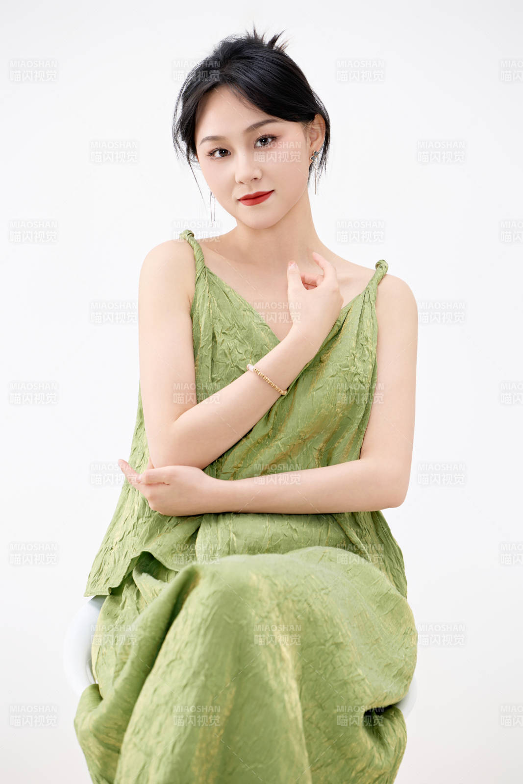 影棚拍摄穿着中式套裙的夏日出行美女形象图片