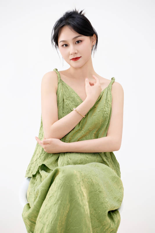 影棚拍摄穿着中式套裙的夏日出行美女形象图片