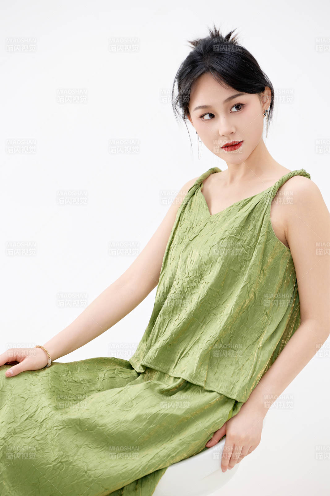 影棚拍摄穿着中式套裙的夏日出行美女形象图片