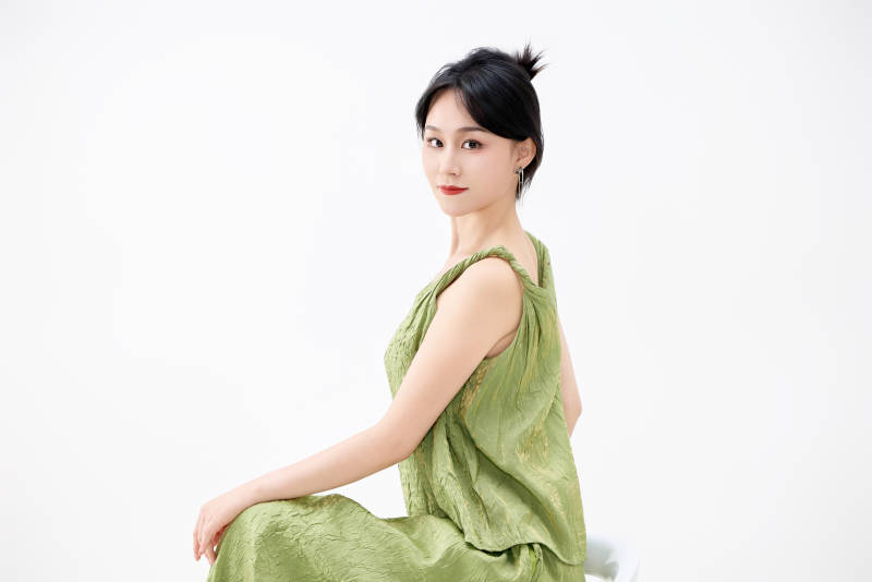 影棚拍摄穿着中式套裙的夏日出行美女形象图片