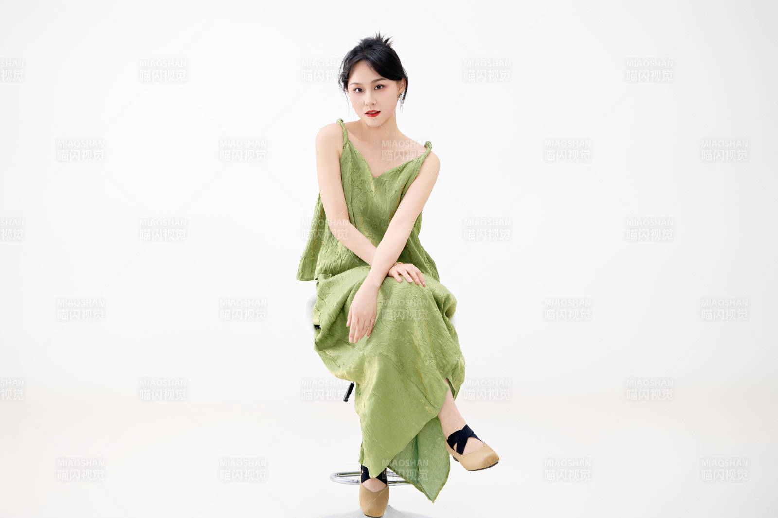 影棚拍摄穿着中式套裙的夏日出行美女形象图片