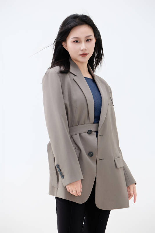 白色背景下穿着西装的职业女性形象图片