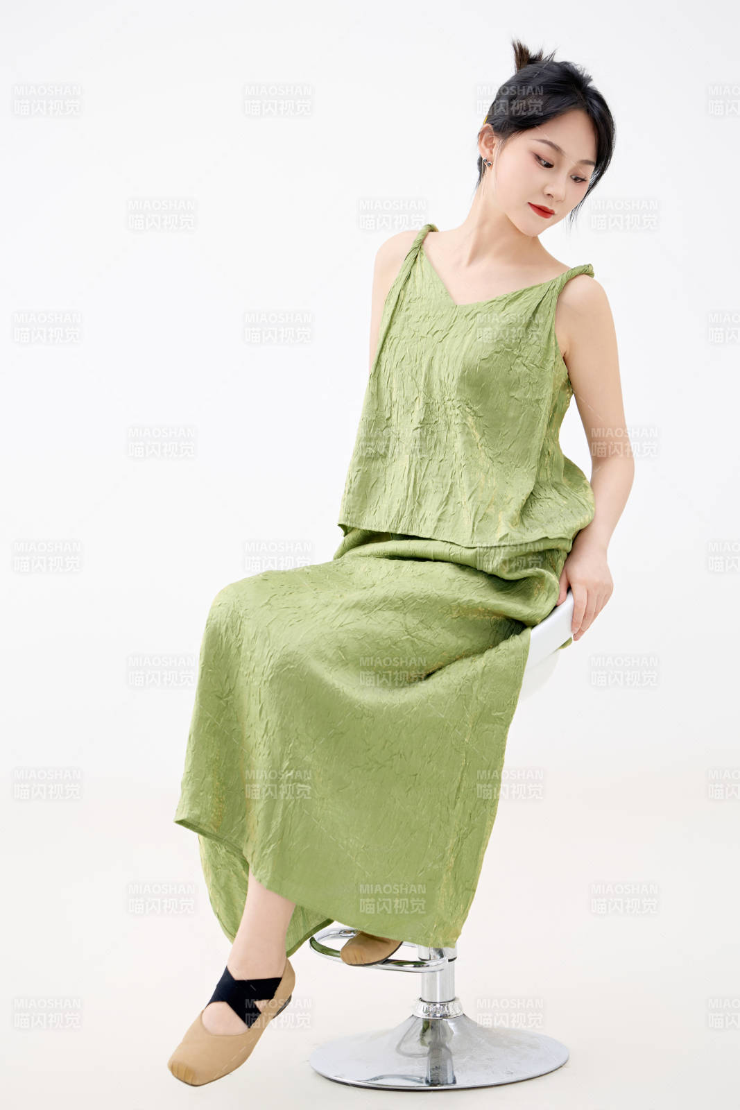 影棚拍摄穿着中式套裙的夏日出行美女形象图片