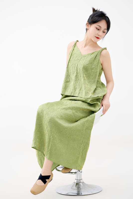 影棚拍摄穿着中式套裙的夏日出行美女形象图片