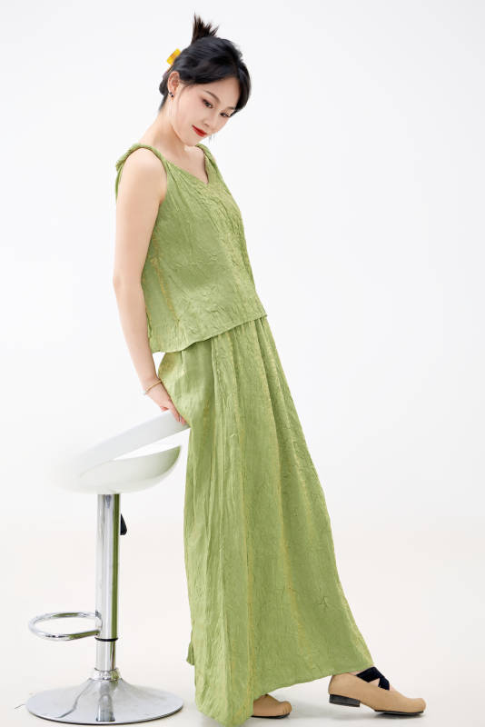 影棚拍摄穿着中式套裙的夏日出行美女形象图片