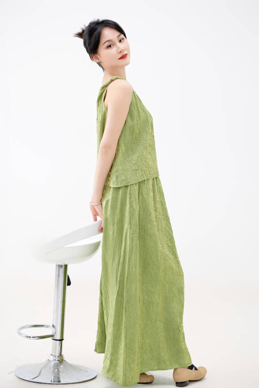 影棚拍摄穿着中式套裙的夏日出行美女形象图片