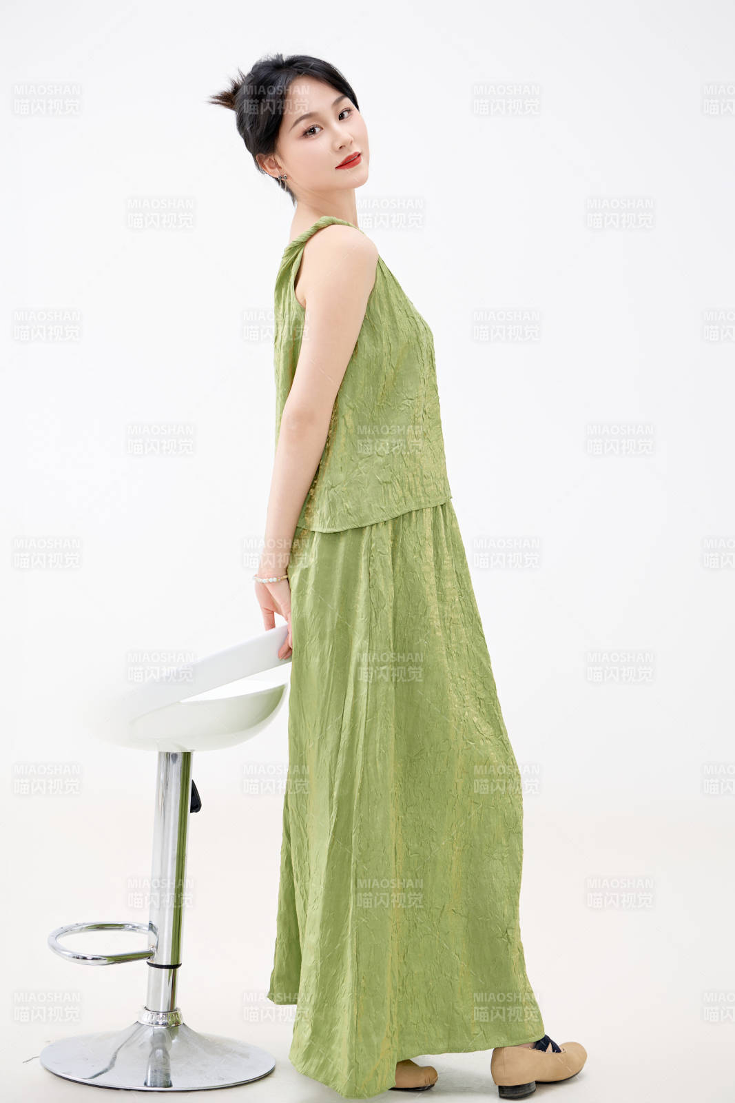 影棚拍摄穿着中式套裙的夏日出行美女形象图片
