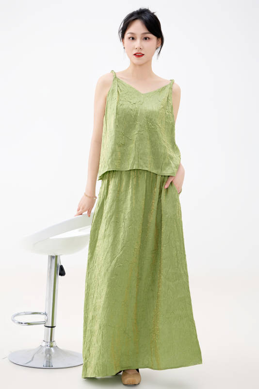 影棚拍摄穿着中式套裙的夏日出行美女形象图片