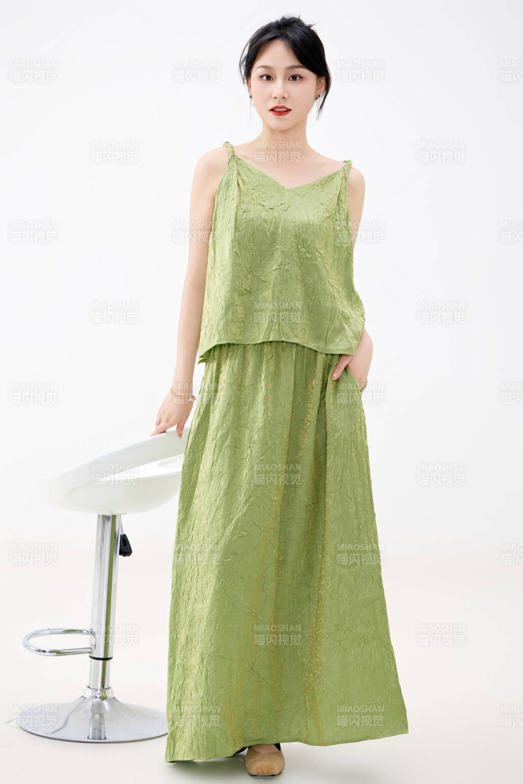 影棚拍摄穿着中式套裙的夏日出行美女形象图片